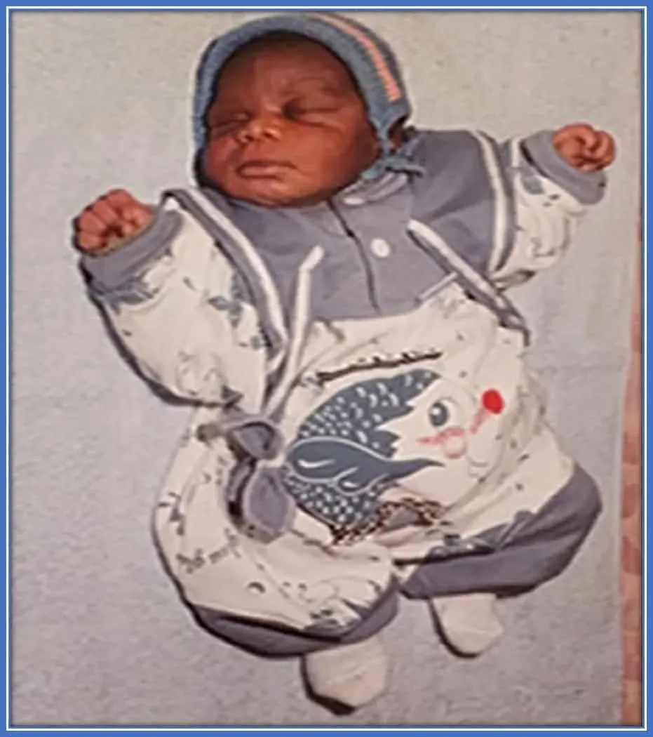 Sehen Sie die franz&ouml;sische Fu&szlig;balllegende als Baby.