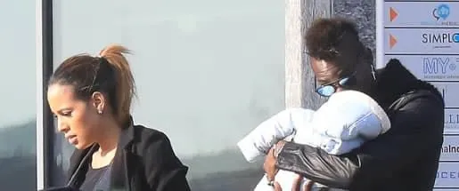 Mario Balotelli con la fidanzata Clelia e il figlio Leone.