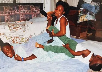 Il giovane Balotelli in visita alla madre e ai fratelli.
