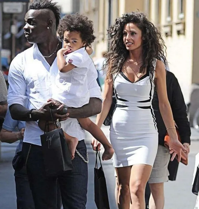 Mario Balotelli con l'ex fidanzata Raffaella Fico e la figlia Pia.