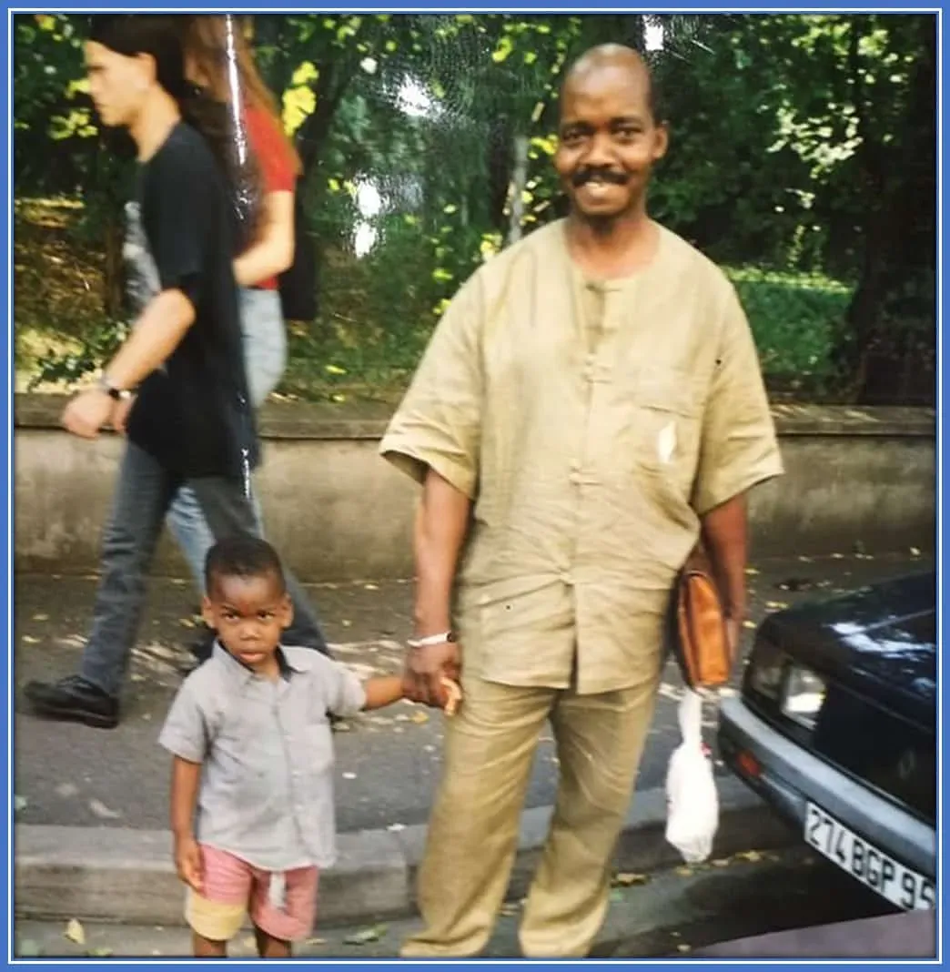 Paul Pogba ist von bescheidenen Urspr&uuml;ngen aufgestiegen, um immensen Reichtum anzuh&auml;ufen. Der Fu&szlig;baller und sein Vater (Fassou Antoine Pogba) standen sich in seiner Kindheit sehr nahe.
