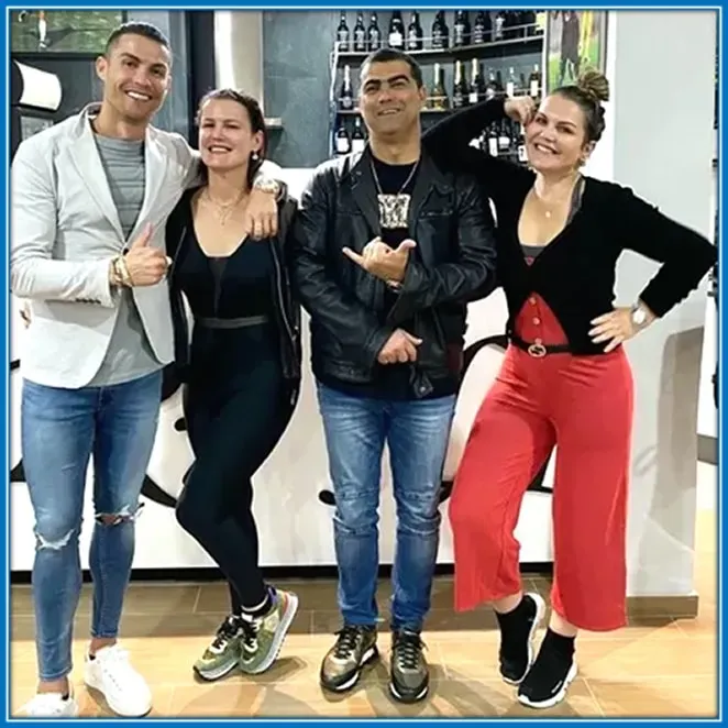 Rencontrez les fr&egrave;res et s&oelig;urs de Cristiano Ronaldo: Son fr&egrave;re est Hugo (au milieu). S&oelig;urs - Elma (&agrave; gauche) et Katia (&agrave; droite).
