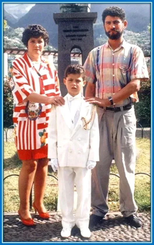 Le jeune Cristiano Ronaldo et ses parents apr&egrave;s avoir assist&eacute; &agrave; un &eacute;v&eacute;nement religieux.