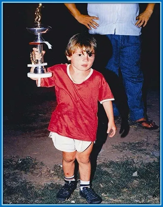 Basta con mirar sus peque&ntilde;as piernas, especialmente la derecha con una cicatriz. Lo cierto es que Messi sangra por el f&uacute;tbol desde los cuatro a&ntilde;os.