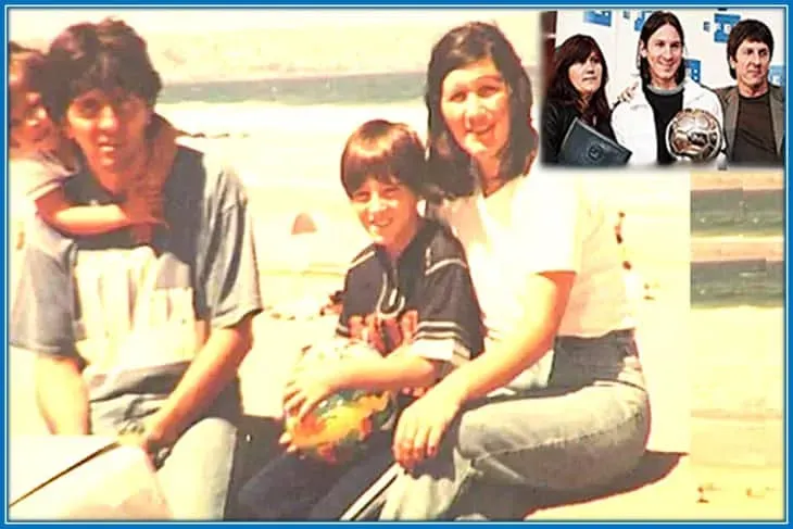 Conoce a los padres de Lionel Messi. Lo vemos sosteniendo una pelota y sentado cerca de su mam&aacute;. Adem&aacute;s, su hermana peque&ntilde;a Mar&iacute;a Sol. Ella encuentra consuelo en la espalda de pap&aacute;.