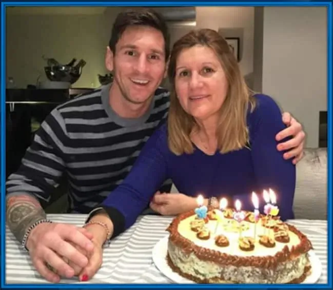 Lionel Messi junto a su madre, Celia Mar&iacute;a Cuccittini. Aqu&iacute;, &eacute;l celebra su cumplea&ntilde;os.