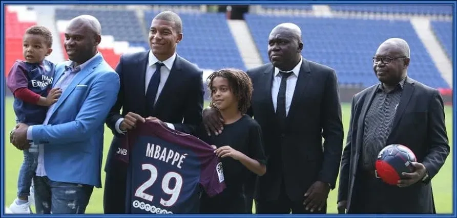 M&ouml;t Kylian Mbappes farbror. Pierre Mbapp&eacute; &auml;r avbildad l&auml;ngst till v&auml;nster.