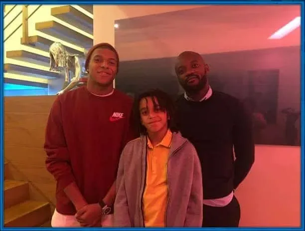 M&ouml;t Kylian Mbappe Brothers. Jires Kembo-Ekoko (till h&ouml;ger) och Ethan Adeyemi Mbappe (mitten).