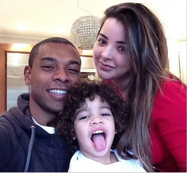 Fernandinho, Glaucia Roza and their son, Davi Roza.