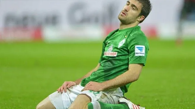 Sokratis Papastathopoulos struggles at Bremen