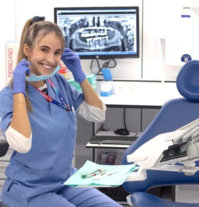Andre Gomes' Girlfriend- Lisa Goncalves practicing her profession (Credit to Instagram)