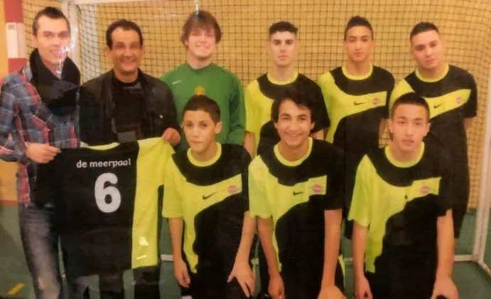 Doufikar (deuxi&egrave;me &agrave; gauche) l'a encadr&eacute; (deuxi&egrave;me &agrave; droite) &agrave; tous les niveaux, y compris le football en salle.