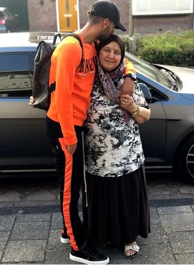 Hakim Ziyech avec sa m&egrave;re aimante.