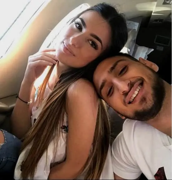 Gianluigi Donnarumma con la fidanzata Alessia Elefante si gode un volo charter in un jet di lusso. Credito: Instagram.