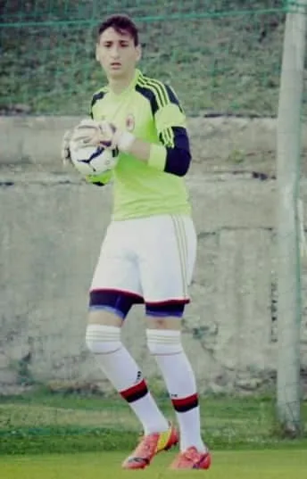 Gianluigi Donnarumma ha giocato in gruppi di et&agrave; sopra di lui a causa della sua figura imponente. Credito: Instagram.