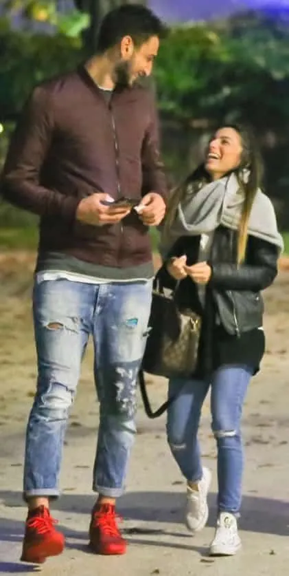 Gianluigi Donnarumma sovrasta il compagno che 'lo guarda'. Crediti: TheSun.