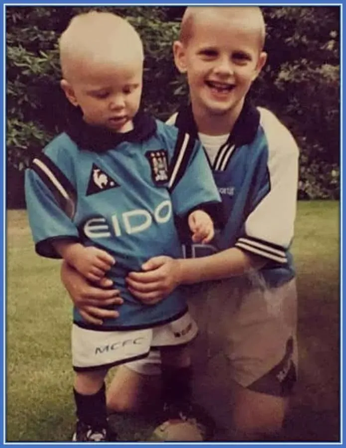 This is young Erling and his brother (Astor) wearing Manchester City Jerseys.