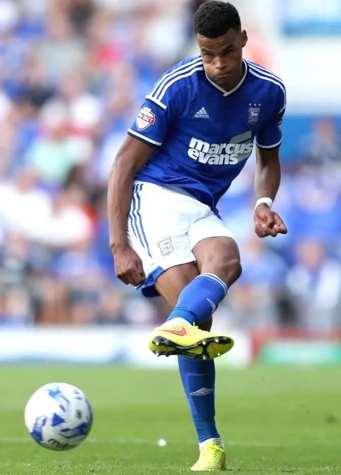 Tyrone Mings &egrave; cresciuto sempre di pi&ugrave; impressionando il suo capo. Credito immagine: TheSun