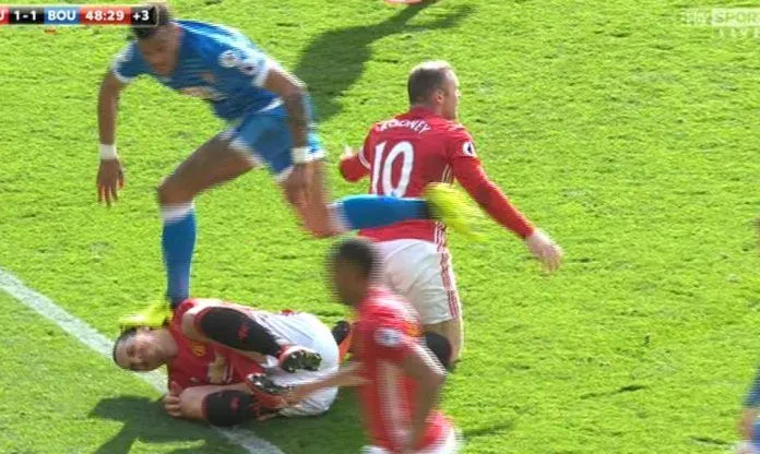 Tyrone Mings una volta ha timbrato la testa di Zlatan Ibrahimovics. Credito: TheSun