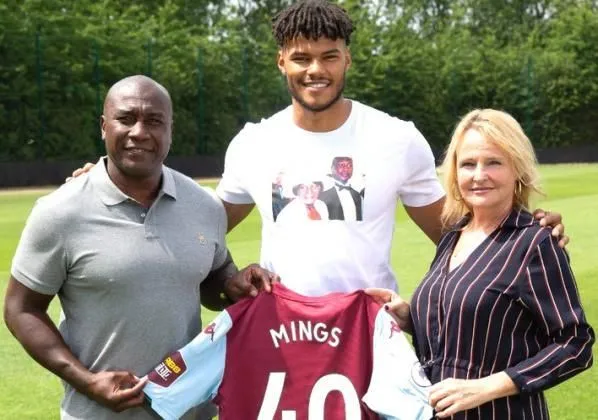 Incontra i genitori di Tyrone Mings: Dawn Johnson e Adie Mings. Credito immagine: Twitter