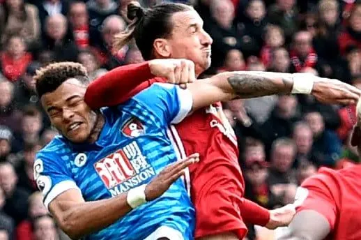 Tyrone Mings e Zlatan Ibrahimovic Feud. Credito immagine: TheGuardian