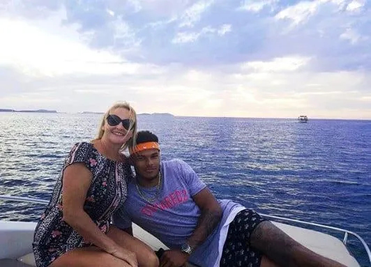Tyrone Mings posa con sua madre, Dawn Johnson