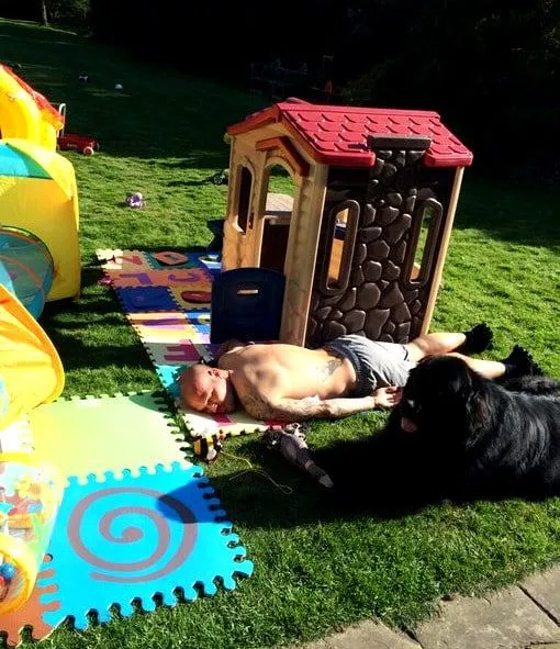 Freddie Ljungberg sleeping at his beautiful garden alongside his best friend- Amadeus.