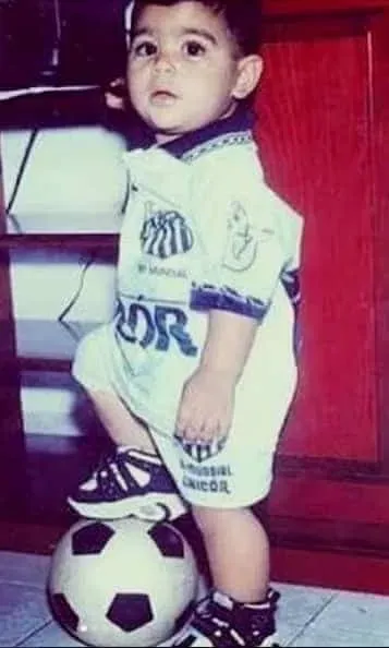 Gabigol began kicking the ball as soon as he walked. Judging by the way he held the ball, it is clear that he was going to be a great footballer.