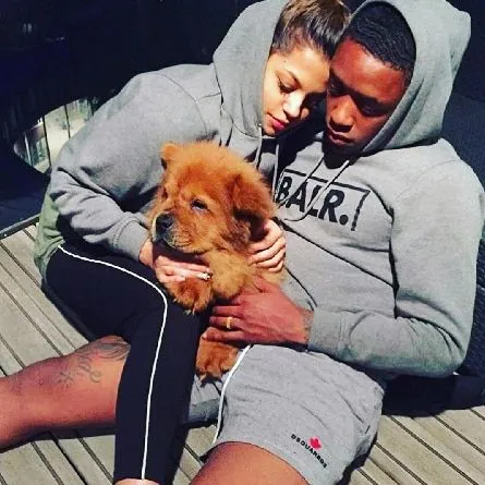 Steven Bergwijn and his girlfriend Chloe Jay play alongside their dog. Image Credit: Picuki