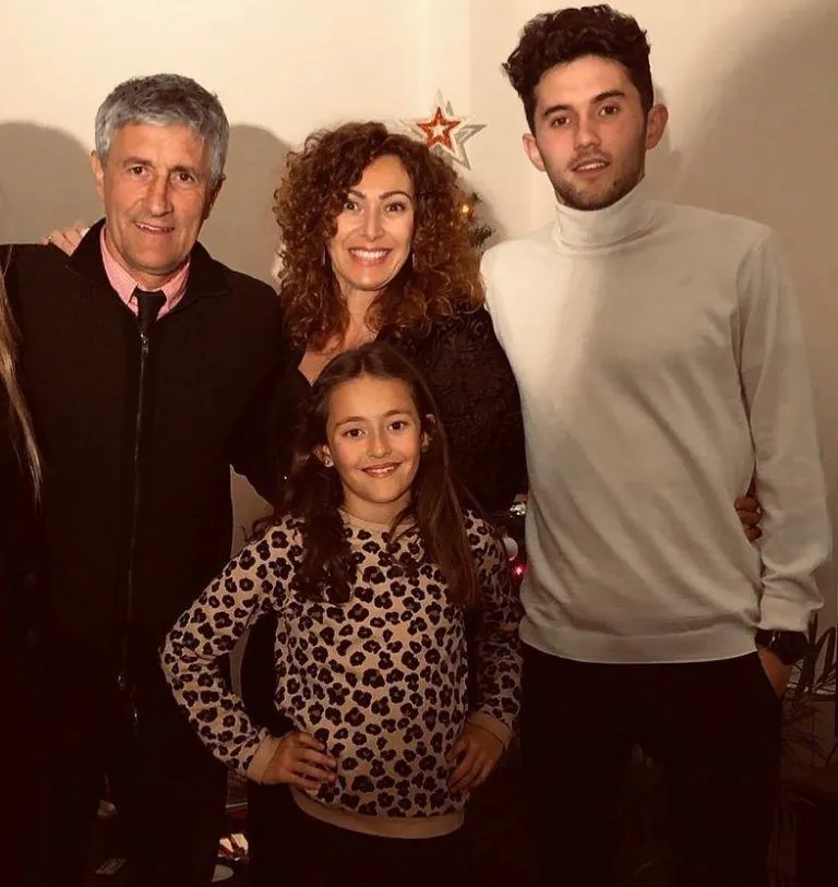 Meet Quique Setien Family Members. His beautiful wife (Rosa Manzanera), Son (Laro) and daughter (Sofia). Credit: Picuki