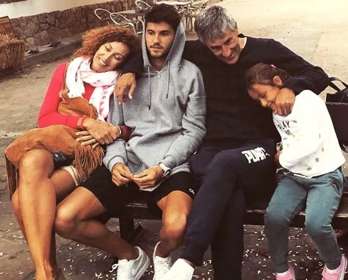 This Quique Setien Family photo proves he is a loving dad. Credit: Picuki