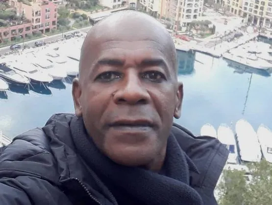 Una rara foto de Luis disfrutando de unas costosas vacaciones, cortes&iacute;a de los logros profesionales de su hijo. Cr&eacute;dito de la imagen: WTFoot.