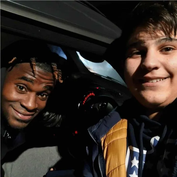 Un estudio minucioso del poderoso veloc&iacute;metro sugiere cruceros de Duvan en un Mini Cooper. No es de extra&ntilde;ar que el muchacho quisiera una selfie con &eacute;l. Cr&eacute;dito de imagen: WTFoot.