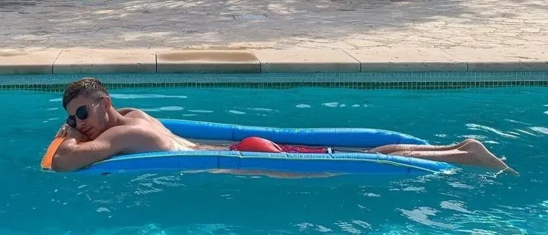This does look like a smart way of swimming. Isn't Ferran a genius? Image Credit: Instagram.