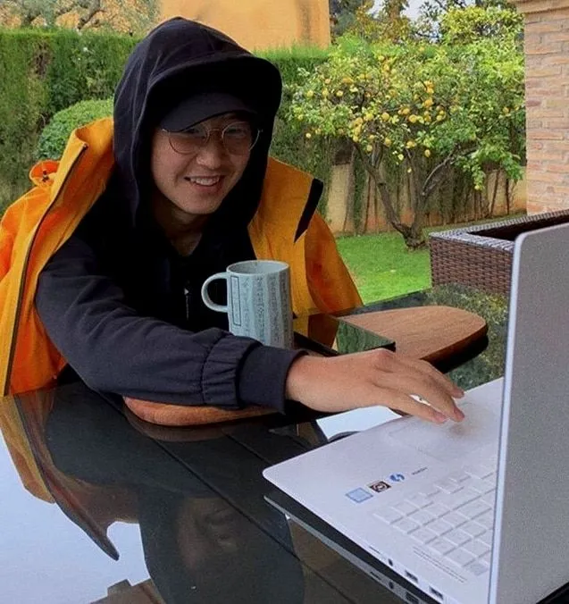 Surfing the net is one of his hobbies. 📷: Instagram.
