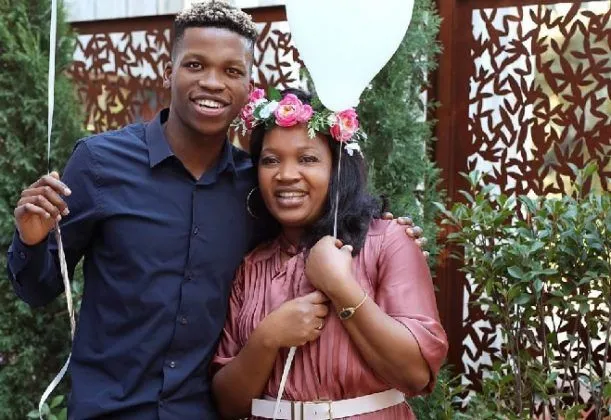 Meet Florentino Luís' Mum. The ever-glowing mother of three had Tino while she was in her early 20's. 📷: IG