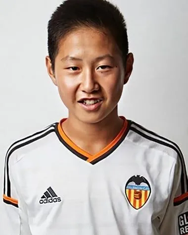The youngster's development was rapid at Valencia. Thanks to his family who made the decision to live with him: 📷: Instagram.