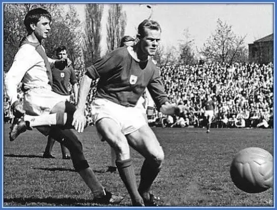 A rare photo of Ronald Koeman's father back in the days as a footballer.