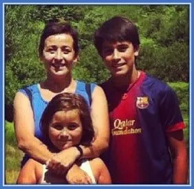 Una rara foto del joven Garc&iacute;a con su mam&aacute; y su hermana.