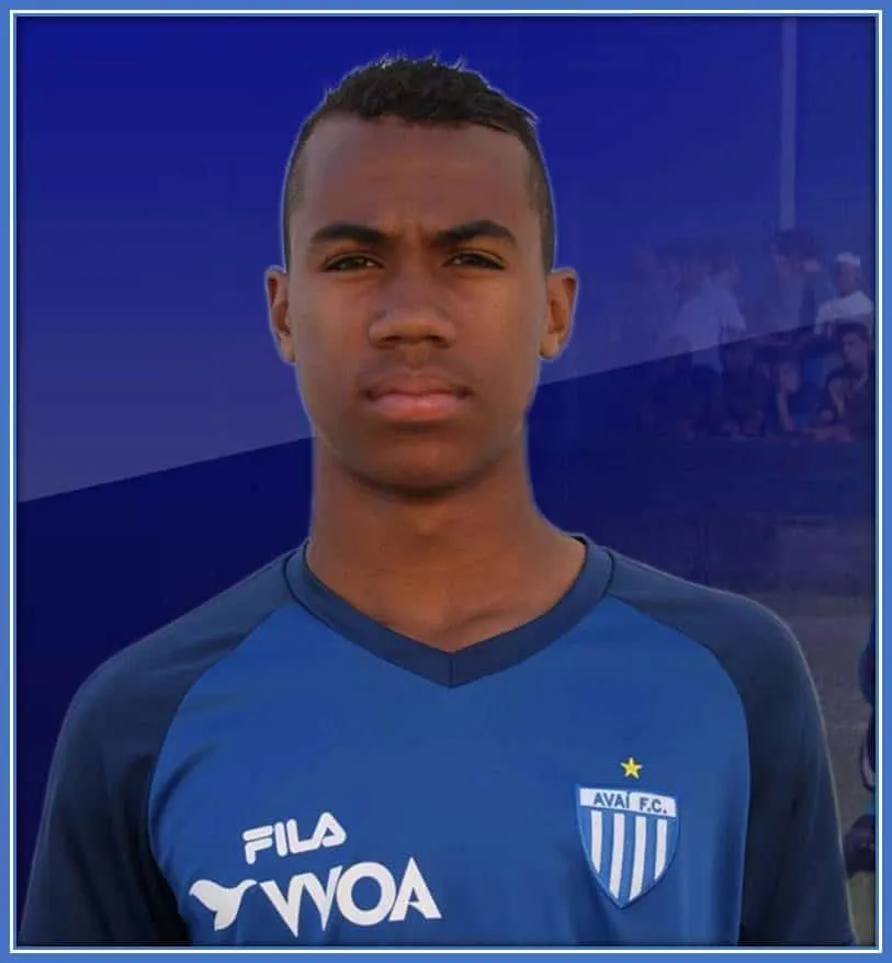 See how young he looked when he started up his football expedition at the Avai Academy.