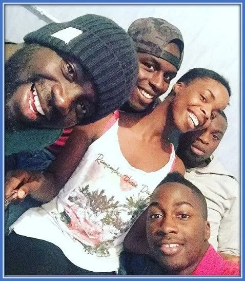 Foto langka Edouard Mendy bersama saudara perempuan dan laki-lakinya.