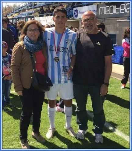 Meet Pablo Fornals&rsquo; parents &mdash; his father (in his 60s) and look-alike mother