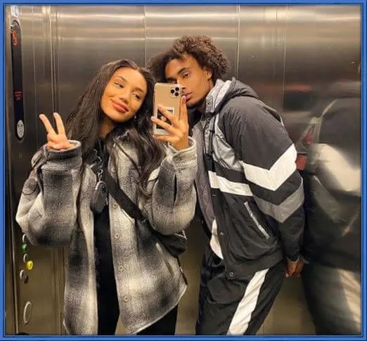 Despite being an upcoming superstar, Zirkzee has found for himself a pretty girlfriend.