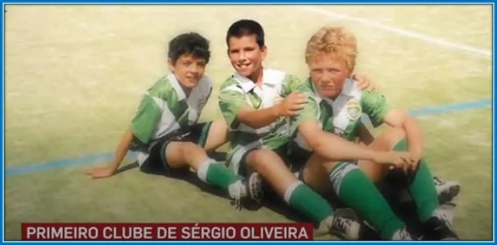 We can spot him in the middle of the photo, taken during his youthful days.