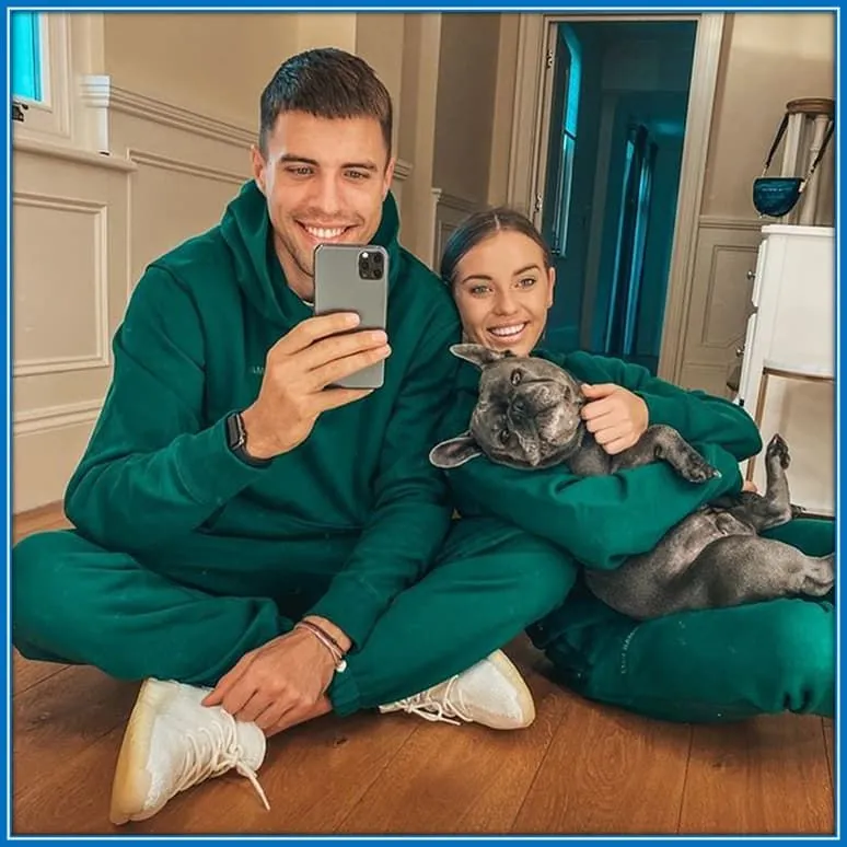 Facts about Jan Bednarek and Julia Nowak.