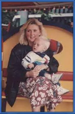 Simon Kjaer parents