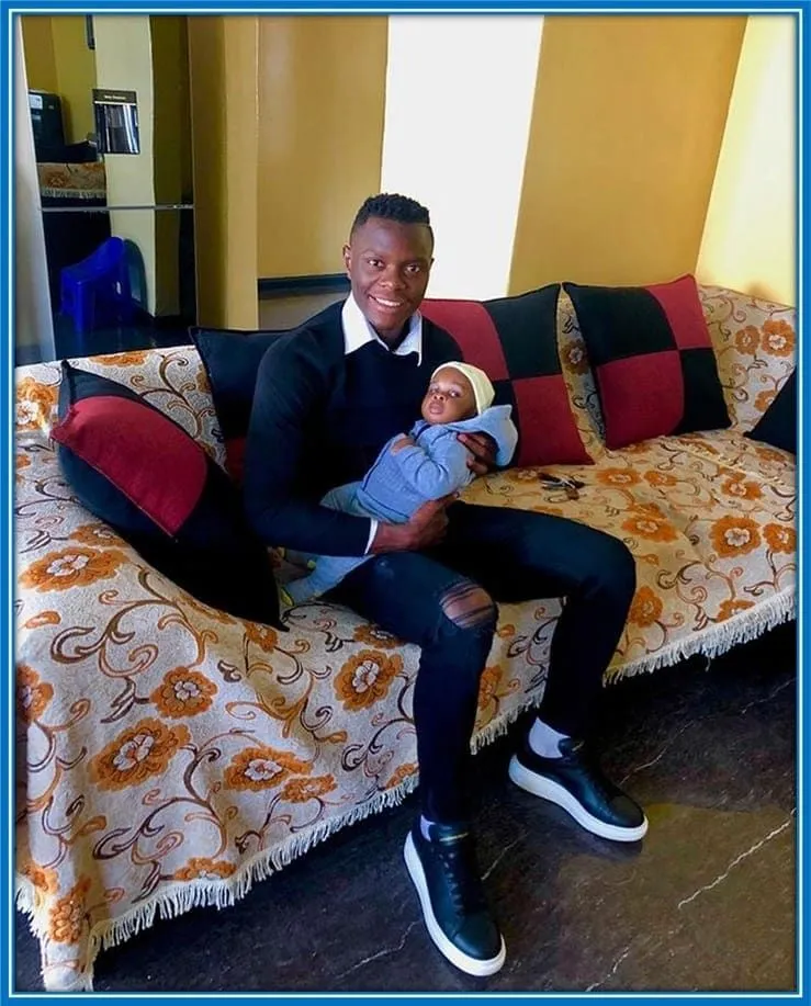 Andrea already love the cameras at this age. It is the perfect feeling of having a celebrity Uncle.