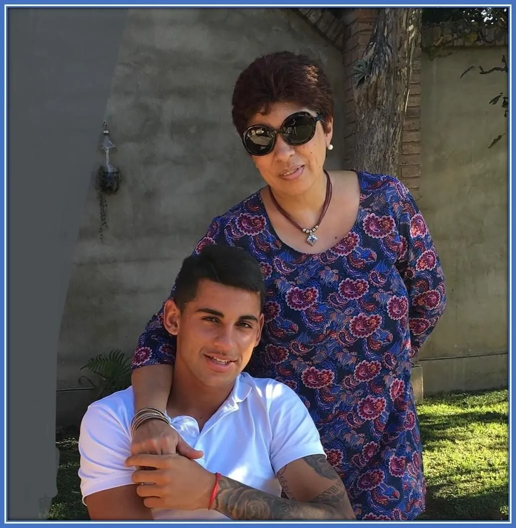 He's got a pretty mother. Indeed, she has a great sense of fashion.