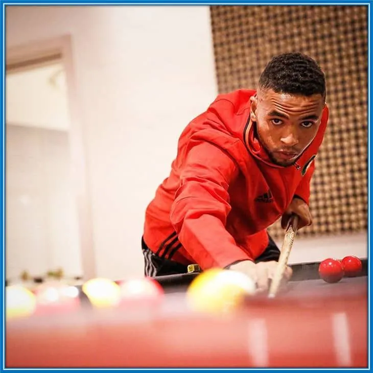 One of Youssef En-Nesyri's Hobbies is Snooker.