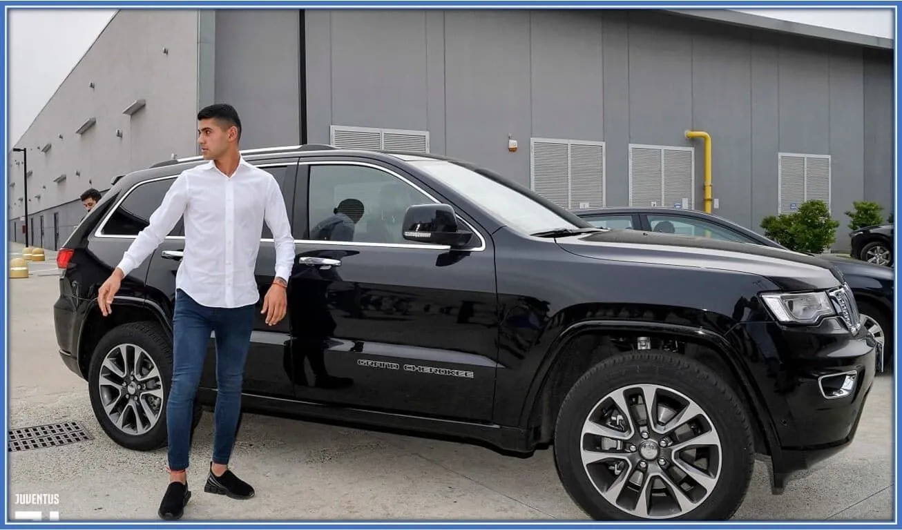 What a grand style to cruise his car. Indeed, he is living an exuberant lifestyle.
